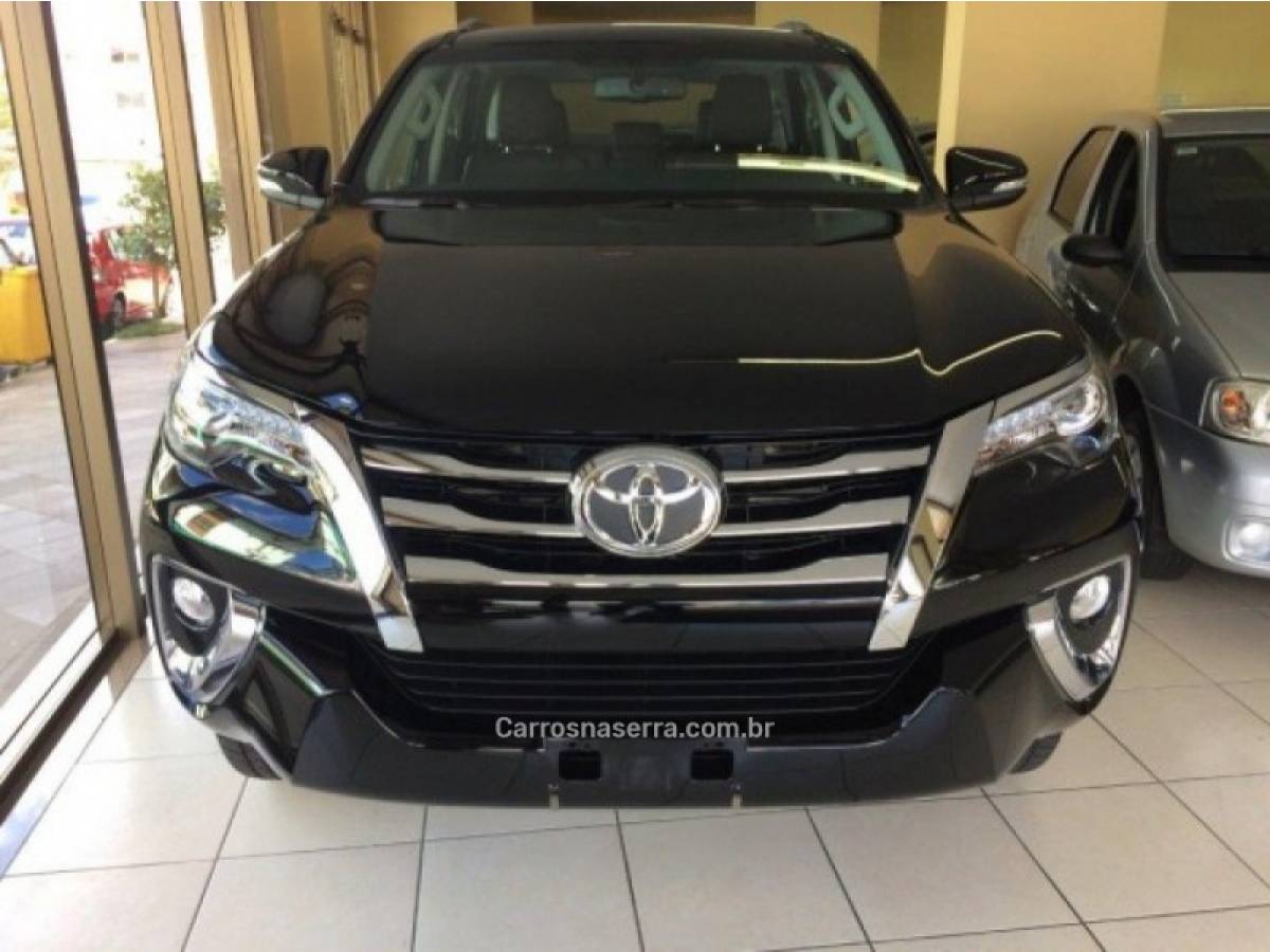 TOYOTA - HILUX SW4 - 2023/2024 - Preta - Sob Consulta