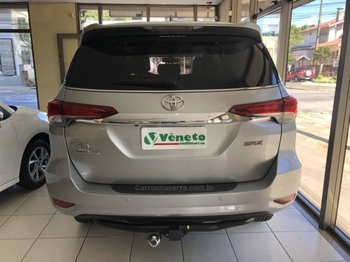 TOYOTA - HILUX SW4 - 2017/2017 - Prata - Sob Consulta