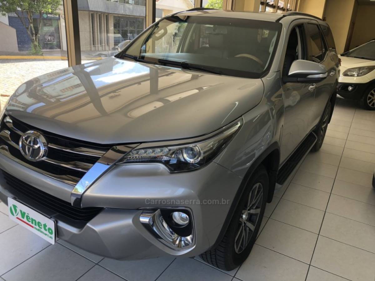 TOYOTA - HILUX SW4 - 2017/2017 - Prata - Sob Consulta