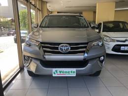 TOYOTA - HILUX SW4 - 2017/2017 - Prata - Sob Consulta