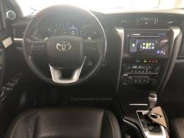 TOYOTA - HILUX SW4 - 2017/2017 - Prata - Sob Consulta