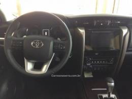 TOYOTA - HILUX SW4 - 2023/2024 - Preta - Sob Consulta